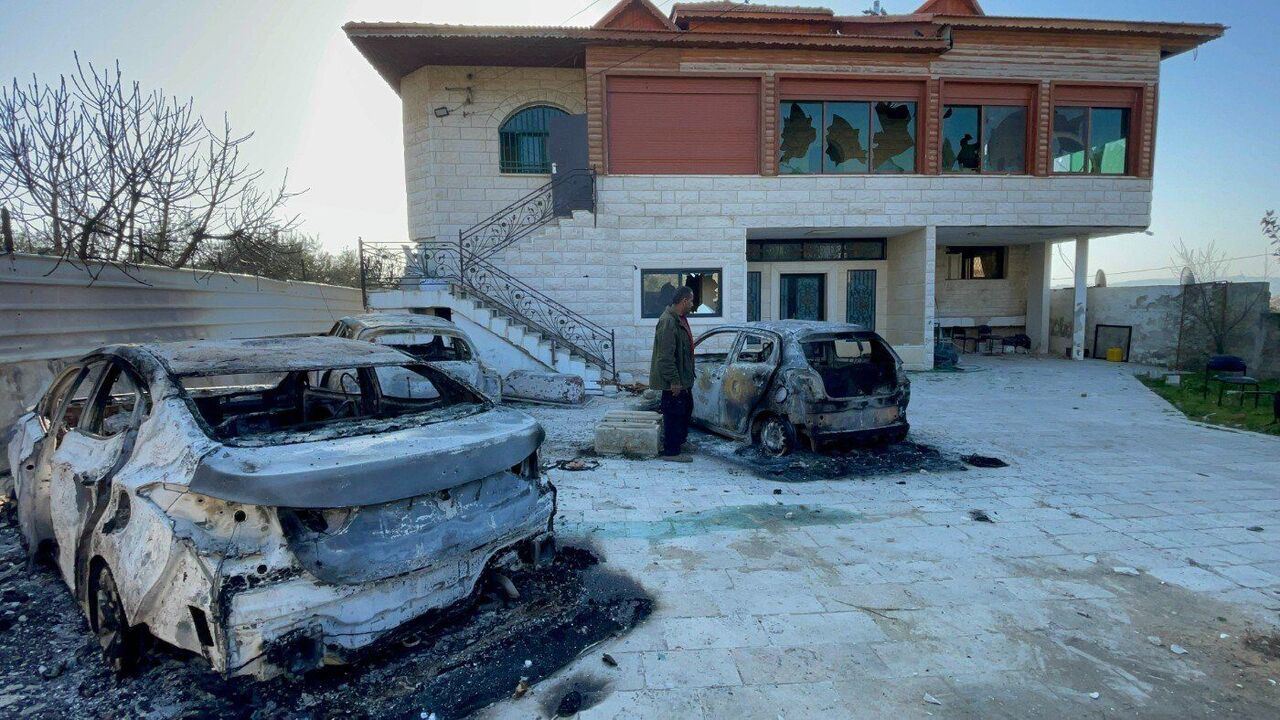 Huwara MEE car building man
