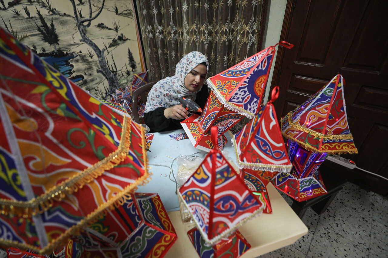 AA-20230328-30697571-30697563-GAZZEDE_YOGUN_MESAI_SONUCU_HAZIRLANAN_RAMAZAN_FENERLERI_EVLERE_RENK_KATIYOR