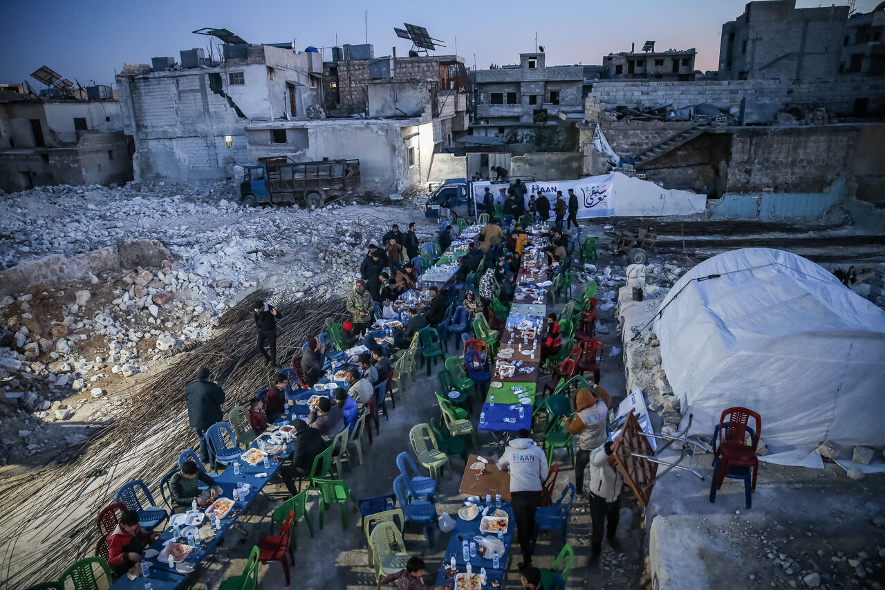 AA-20230331-30733240-30733228-HALEPDE_ENKAZ_HALINE_GELEN_EVLERIN_ARASINDA_TOPLU_IFTAR