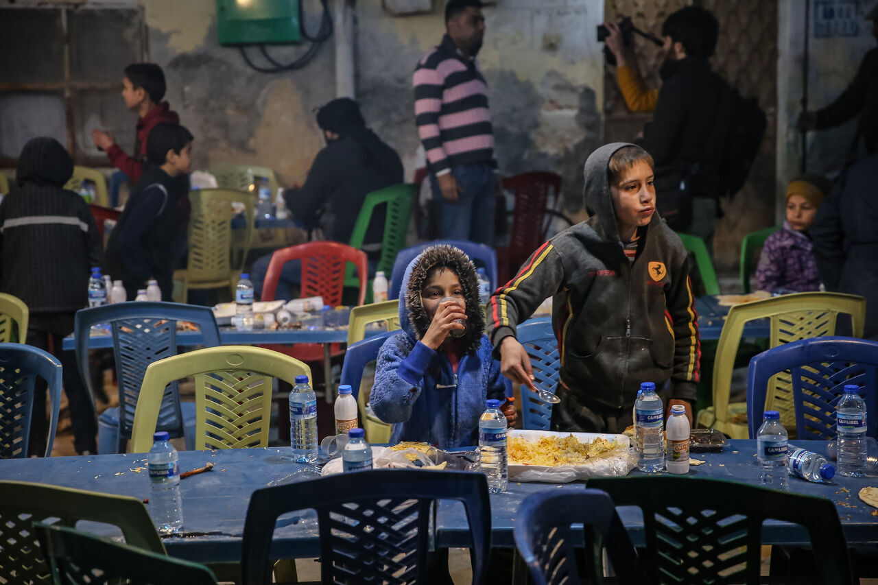 AA-20230331-30733240-30733235-HALEPDE_ENKAZ_HALINE_GELEN_EVLERIN_ARASINDA_TOPLU_IFTAR