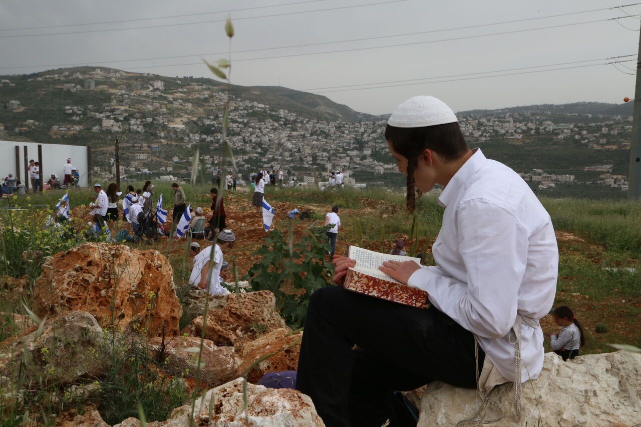 AA-20230410-30814996-30814962-ISRAILLI_ASIRI_SAGCI_BAKANLARIN_ONCULUK_ETTIGI_BINLERCE_YERLESIMCIDEN_GOVDE_GOSTERISI