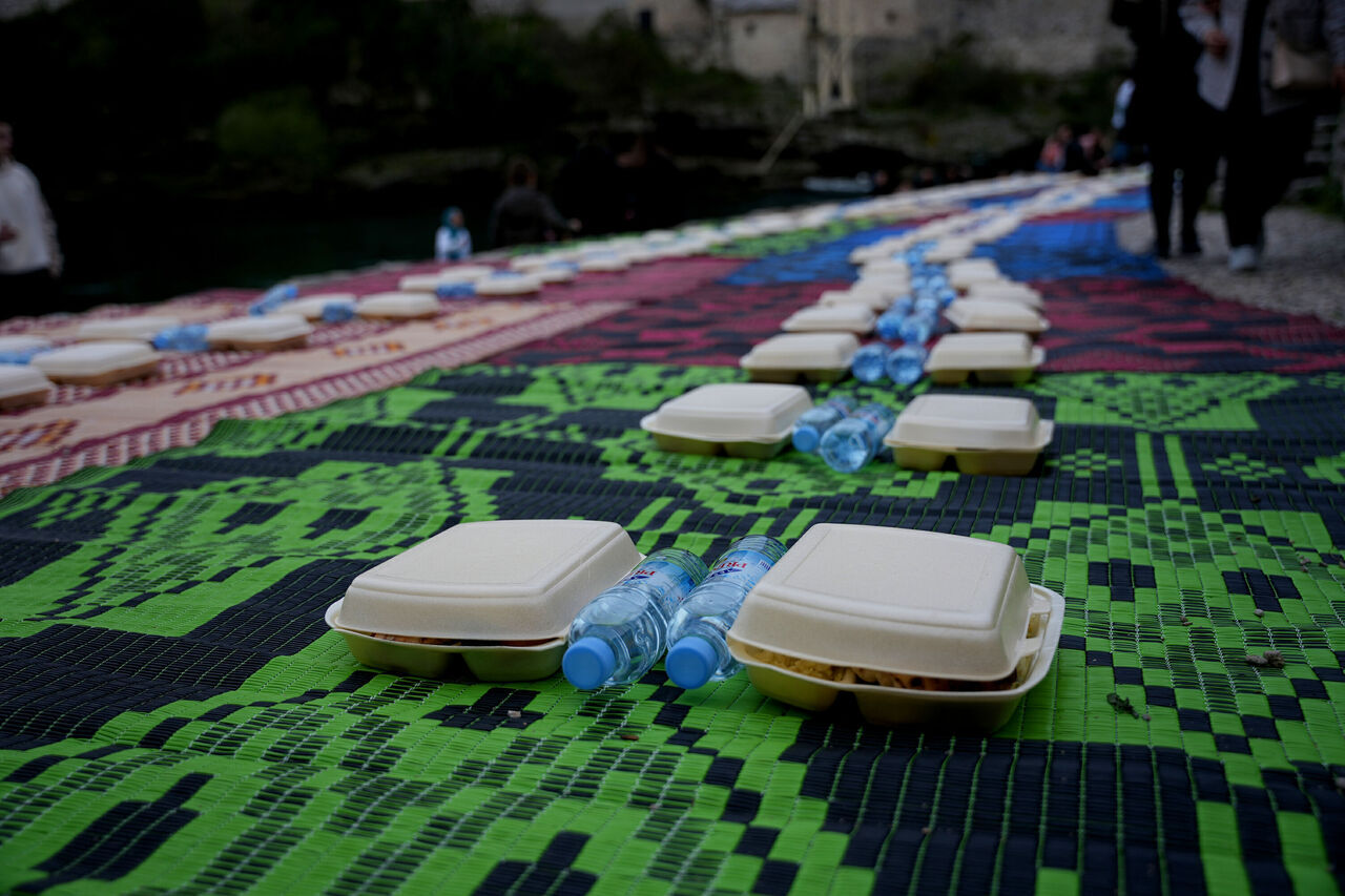 AA-20230411-30824615-30824605-TARIHI_MOSTAR_KOPRUSUNUN_YAKININDA_1300_KISILIK_IFTAR_DUZENLENDI