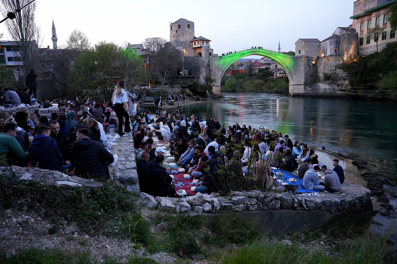 AA-20230411-30824615-30824611-TARIHI_MOSTAR_KOPRUSUNUN_YAKININDA_1300_KISILIK_IFTAR_DUZENLENDI