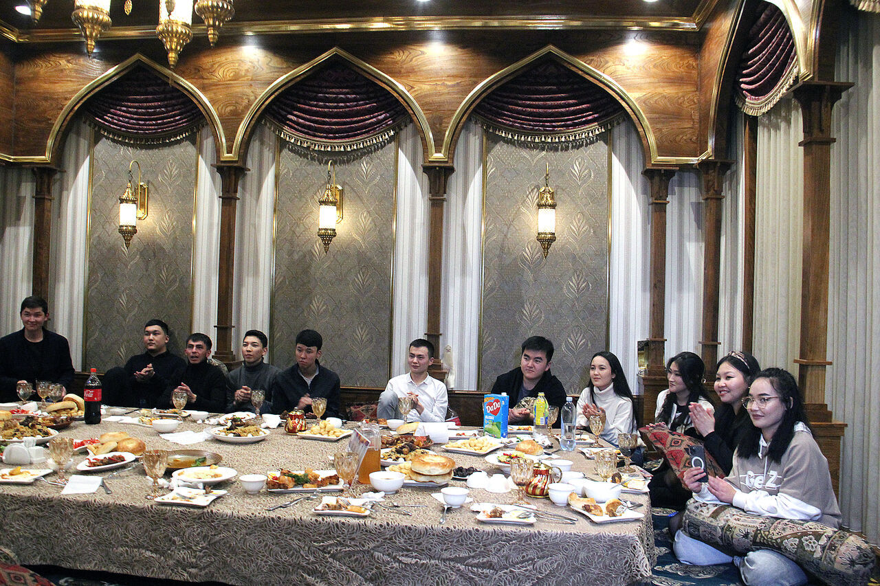 AA-20230412-30828622-30828621-KIRGIZISTANDA_GENCLER_RAMAZANDA_MUZIK_ALETLERIYLE_GEZEREK_DUA_VE_DILEK_ICERIKLI_MANILER_SOYLUYOR