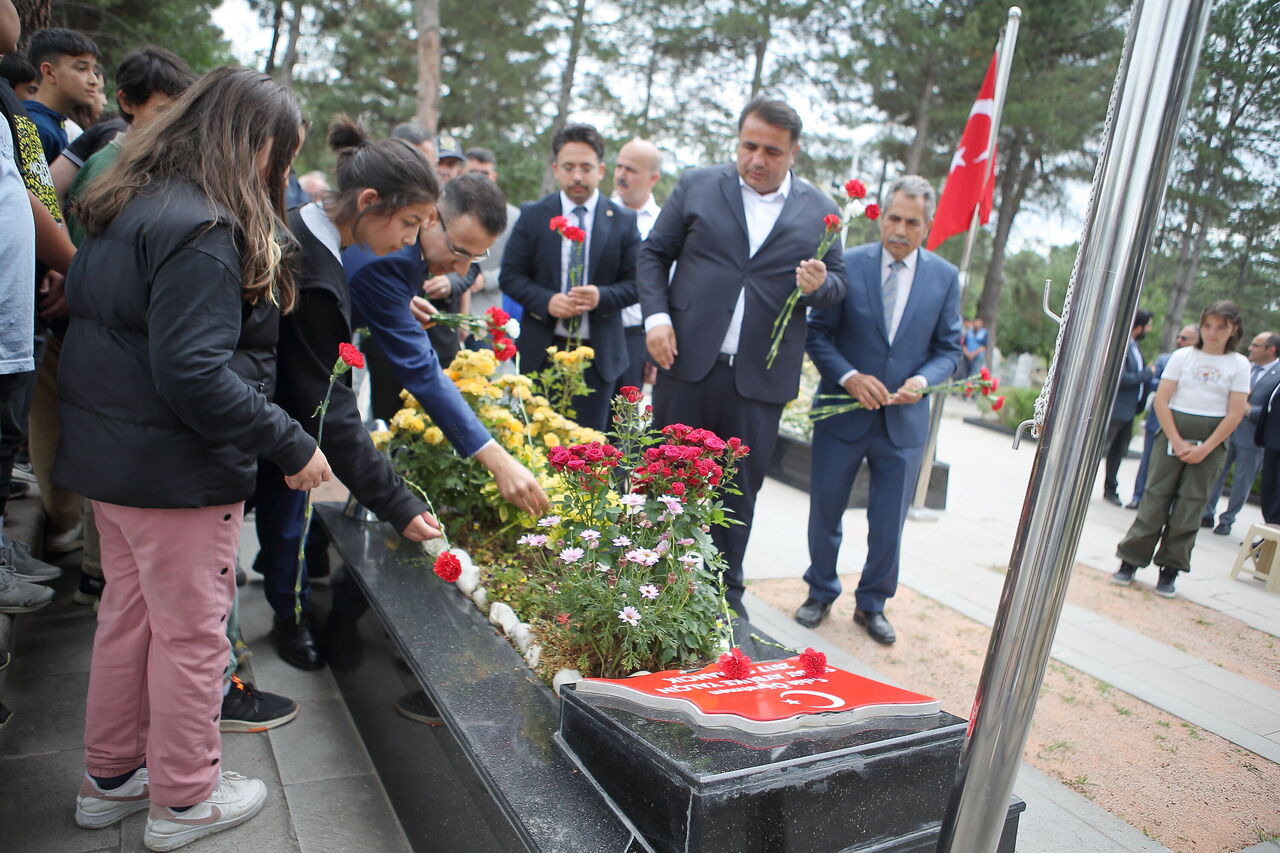 AA-20230609-31380662-31380661-SEHIT_OGRETMEN_SENAY_AYBUKE_YALCIN_VEFATININ_6_YILINDA_CORUMDAKI_KABRI_BASINDA_ANILDI