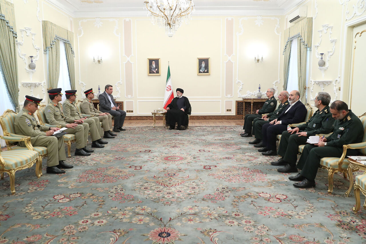 AA-20230716-31694062-31694060-IRAN_CUMHURBASKANI_REISI_PAKISTAN_ORDU_KOMUTANI_MUNIRI_KABUL_ETTI