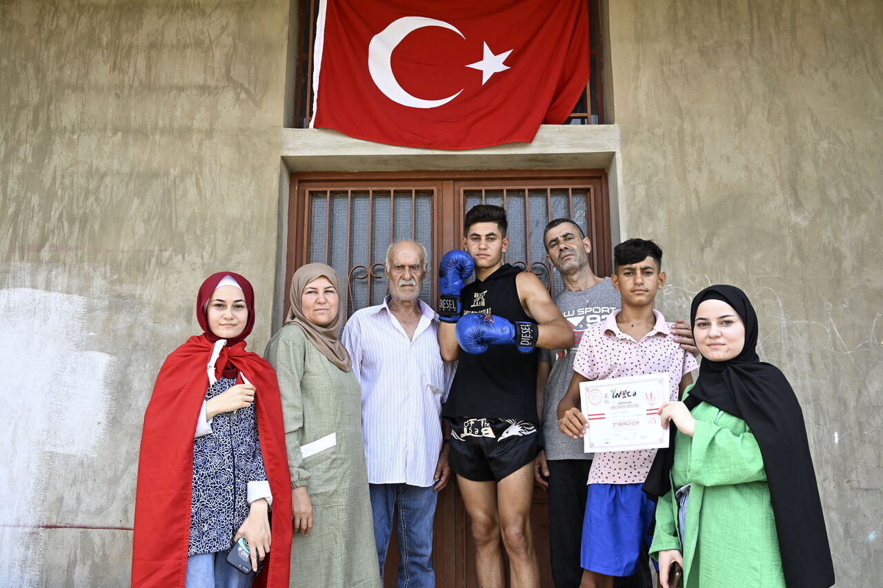 AA-20230814-31913968-31913964-LUBNANLI_TURKMEN_SPORCU_BEYRUTTA_KAZANDIGI_MUAYTHAI_TURNUVASINI_TURK_BAYRAGI_ACARAK_KUTLADI