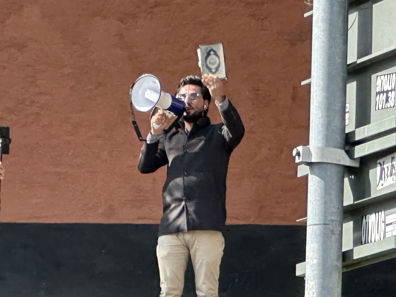 AA-20230824-31989622-31989620-ISVECTE_KURANI_KERIM_YAKAN_MOMIKAYA_YUKSEK_SESLE_KARSI_CIKAN_KISIYI_POLIS_SUSTURMAYA_CALISTI