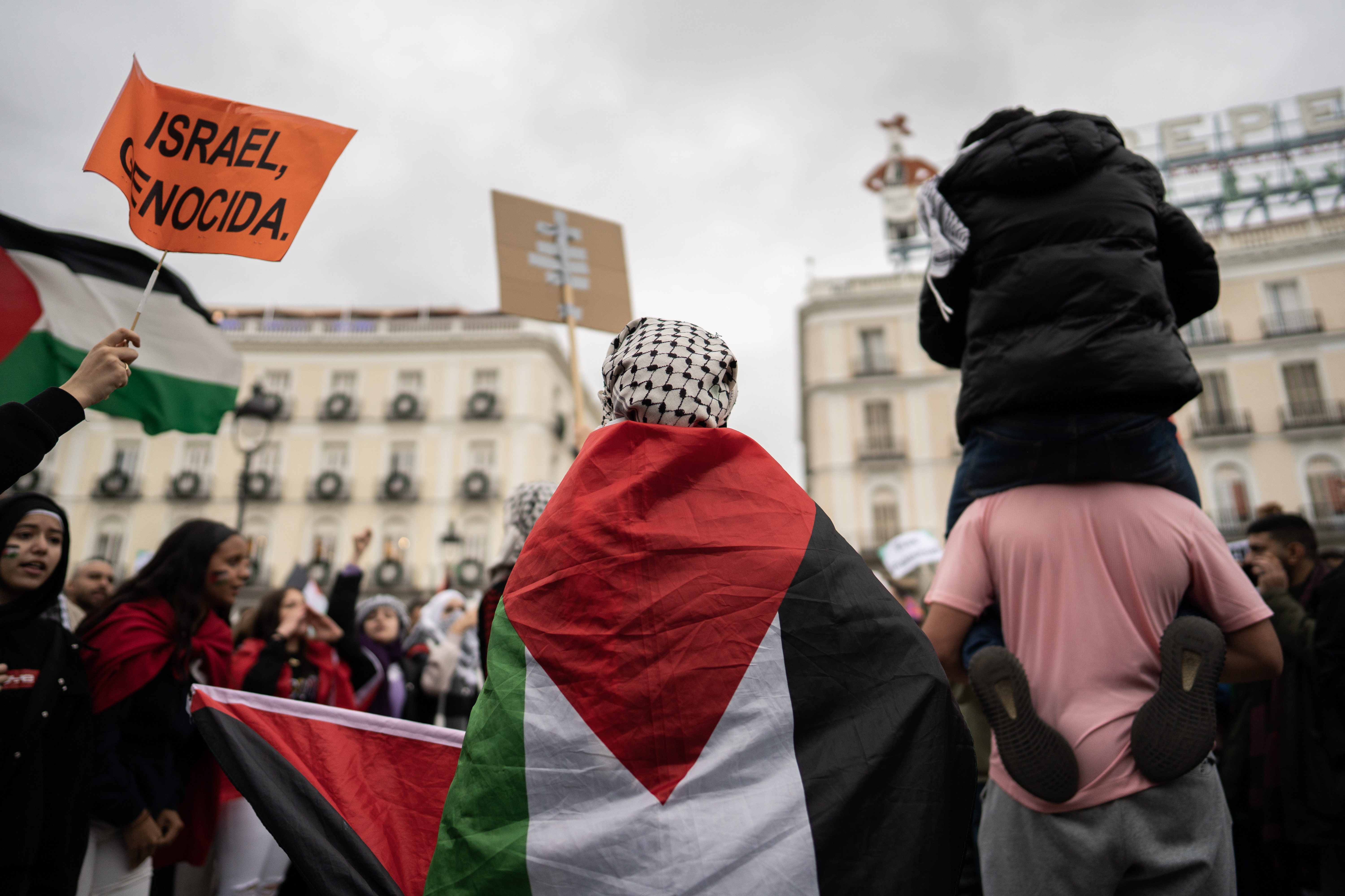 İspanya'da binlerce kişi Filistin'e destek için yürüdü