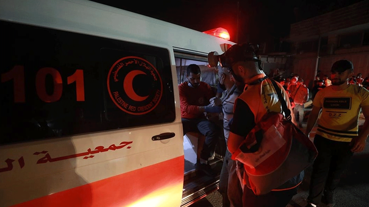 İşgalciler, yaralı Filistinliyi ambulansın içinde gözaltına aldı