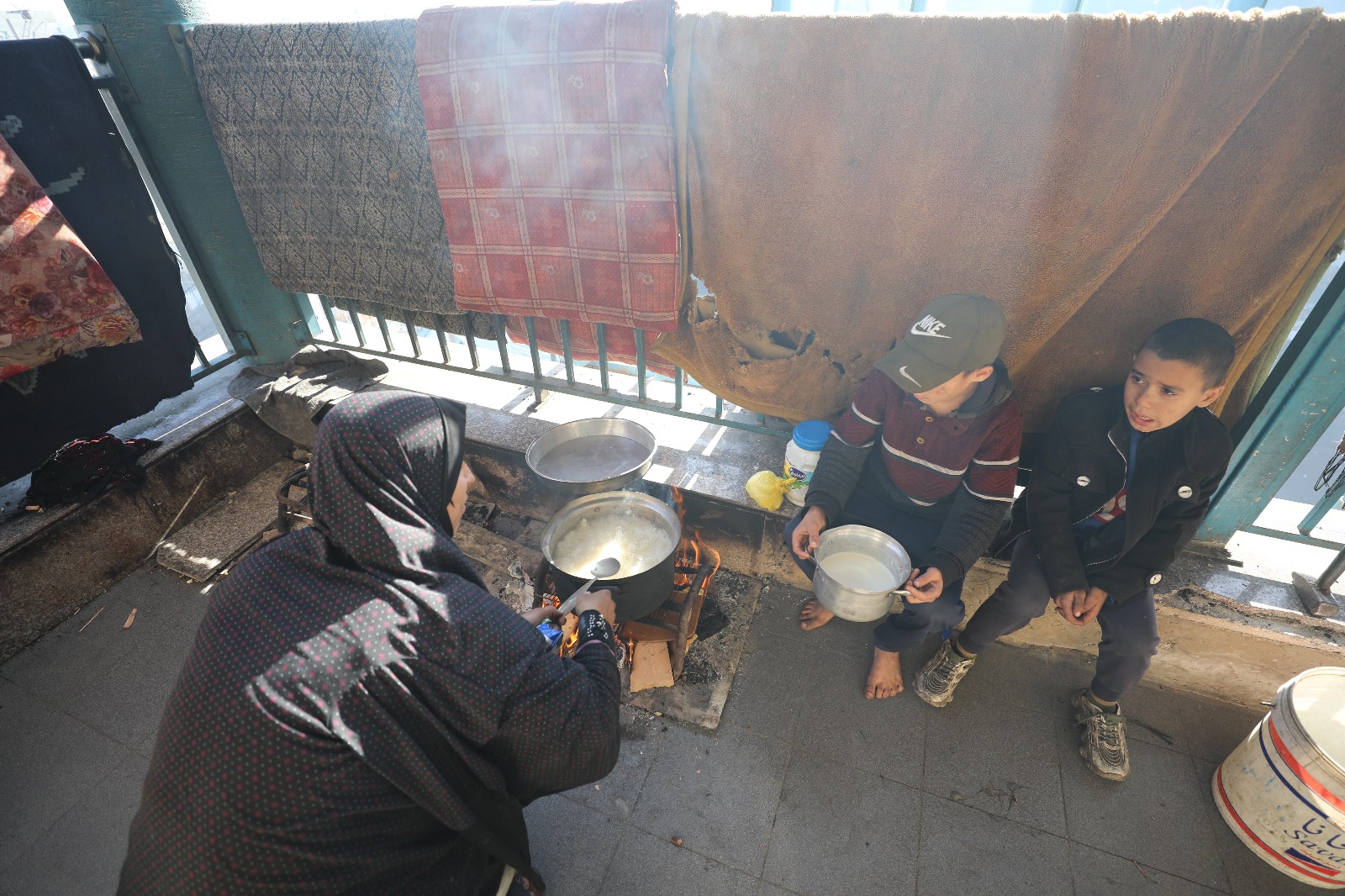 Yerinden edilmiş Filistinli aileler, açlıkla mücadele ediyor