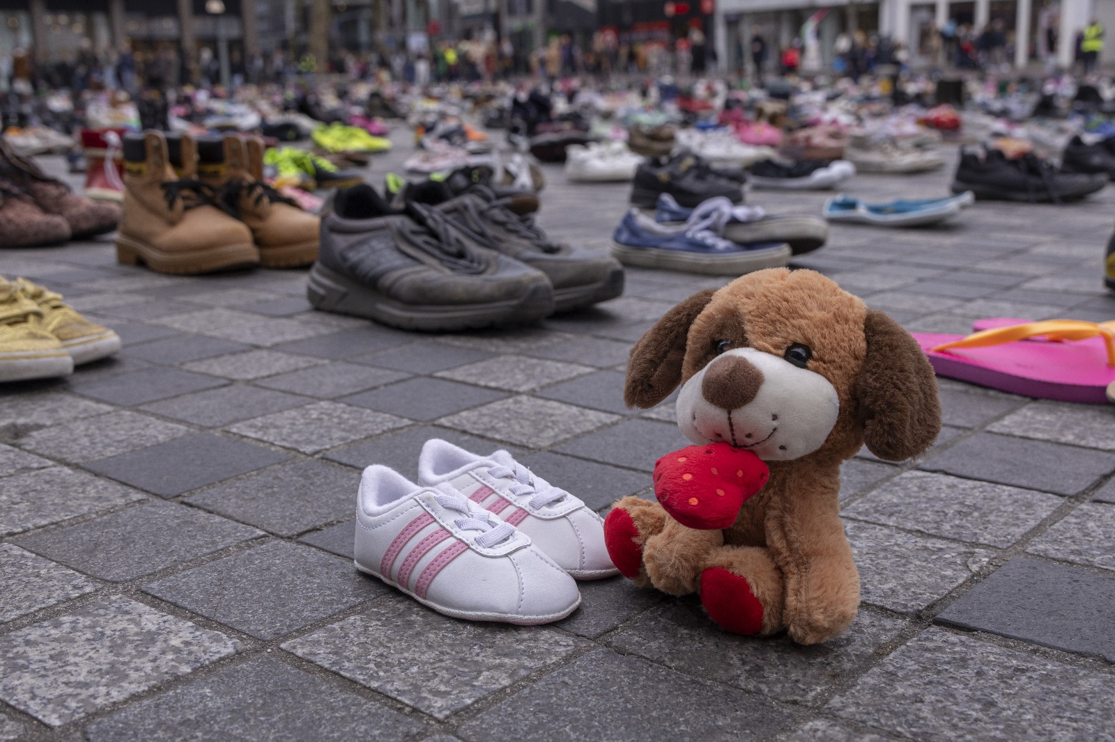 Utrecht'te 14.000 çocuk ayakkabılı Filistin'e destek sergisi