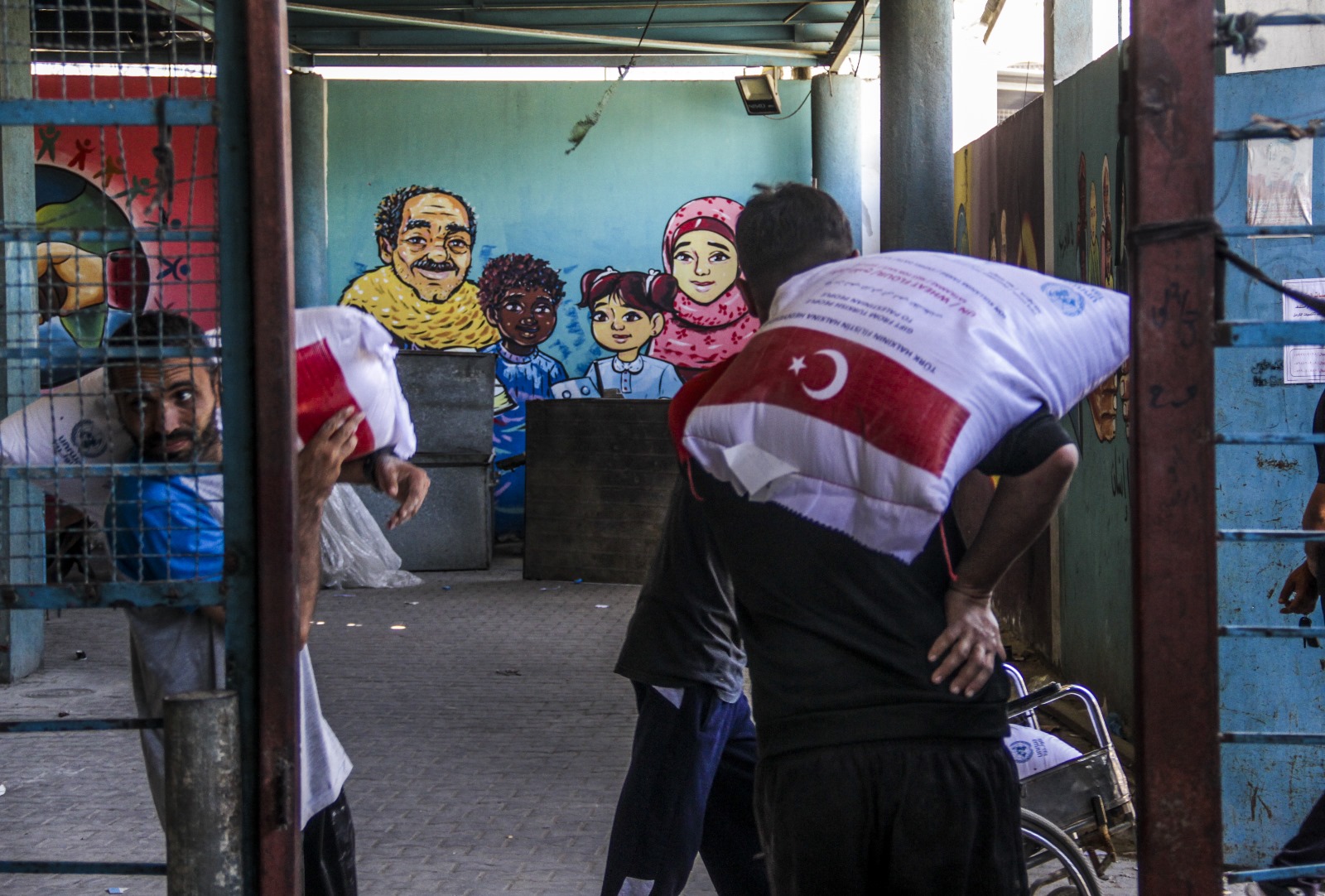 AFAD, gıda krizinin yaşandığı Gazze'de Filistinlilere un dağıttı