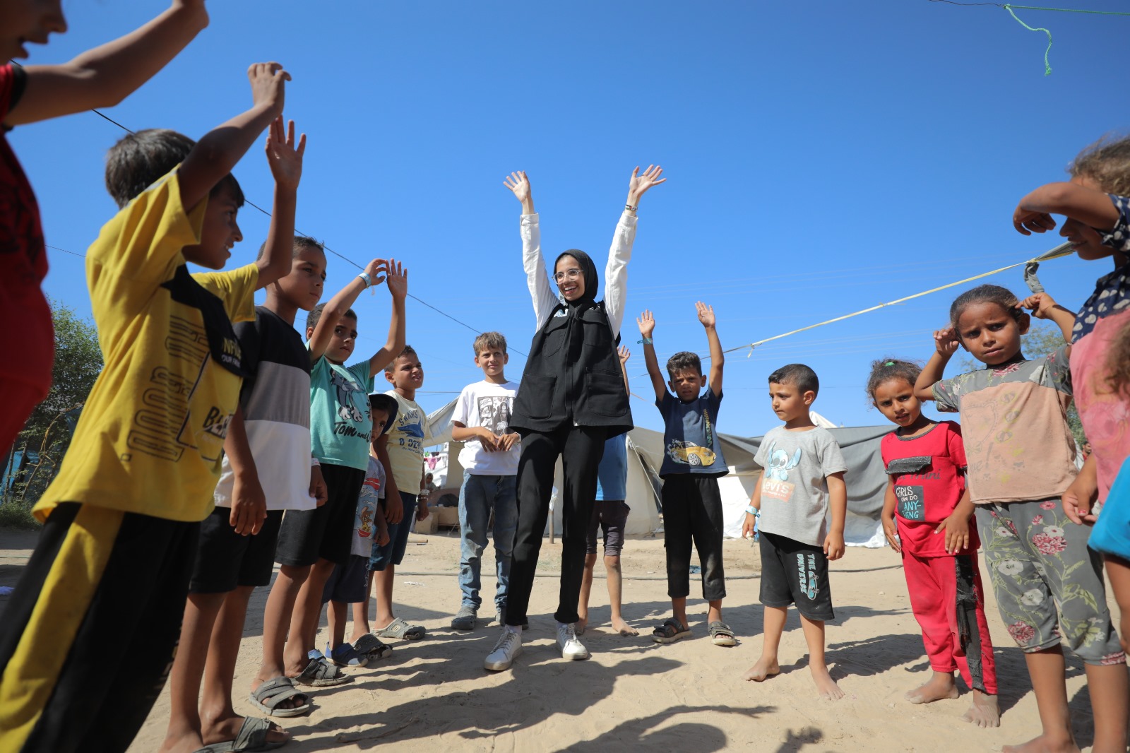 Filistinli Nassar, İsrail saldırıları sonrası mobil okul kurarak çocuklara eğitim veriyor